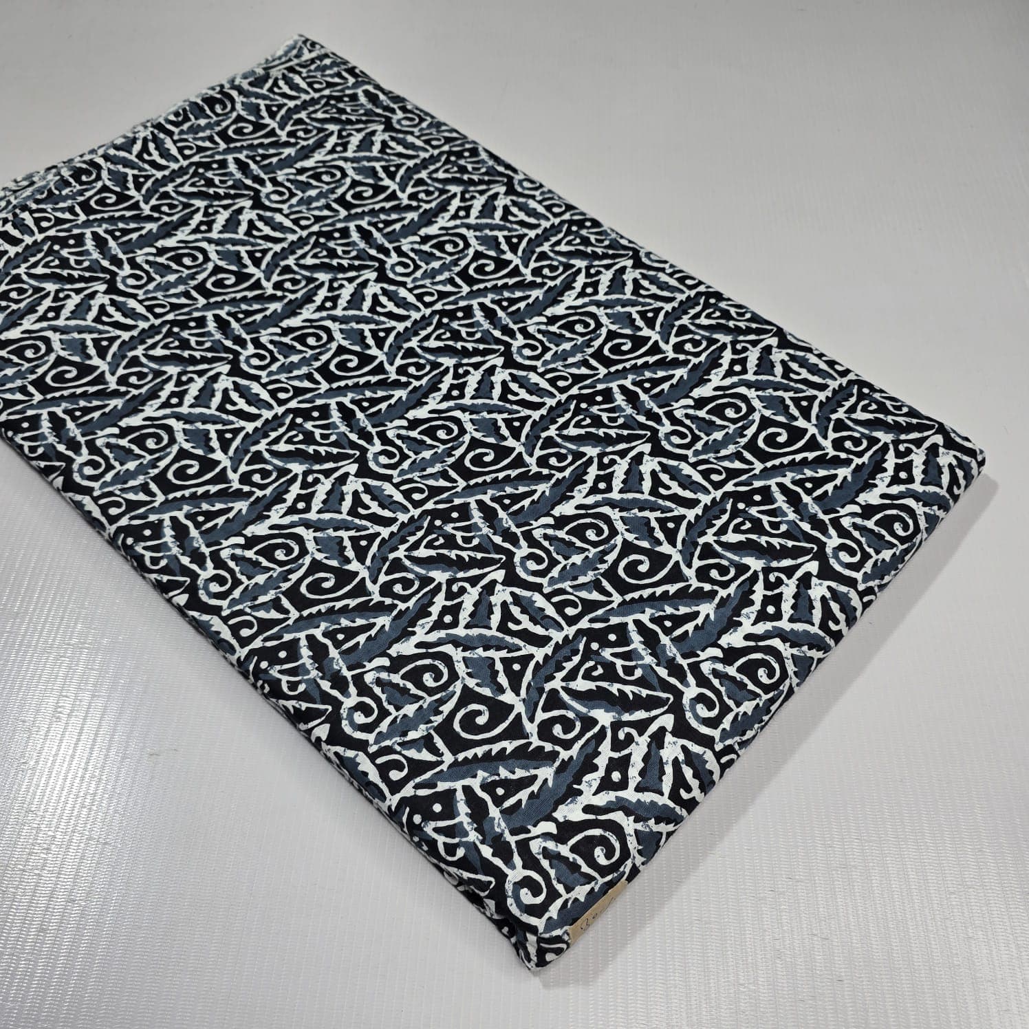 Thorny Vine Scroll Cotton — Noir