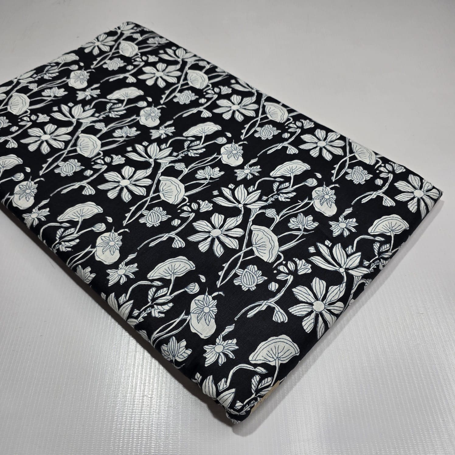 Lotus Line Art Cotton — Noir